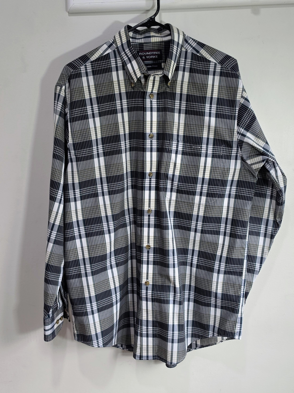 Roundtree & Yorke Men’s Black and White Plaid Button-Up Shirt